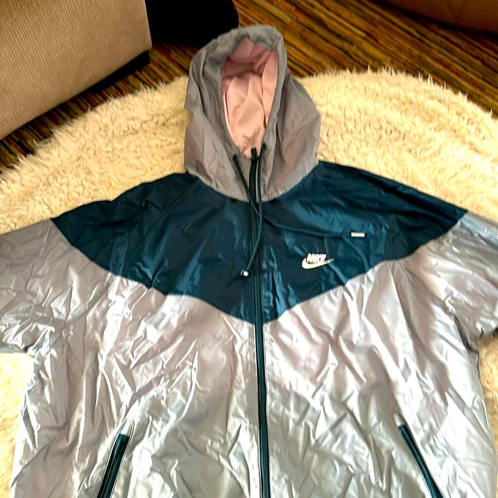 Nike men’s windbreaker. Great condition/barely worn